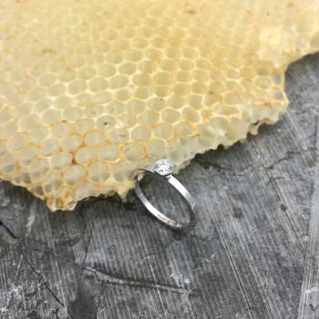 "Hexagon" ring i vitt guld med 0,15 ct diamant