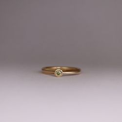 ”Twist” ring med gul diamant