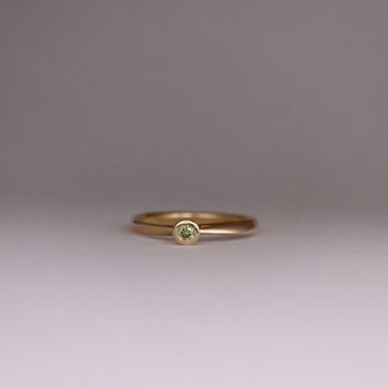 ”Twist” ring med gul diamant