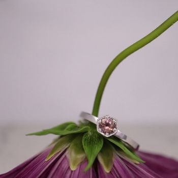 "Hexagon" ring med gammelrosa safir