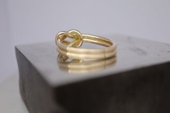 Råbandsknop i rött guld