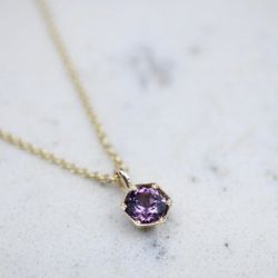 Hexagonhänge med spinell