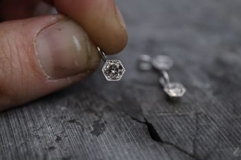 "Hexagon" hänge i vitt guld med salt och peppardiamant