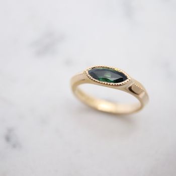 "Järnek" ring med grön safir