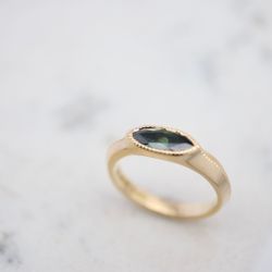 "Järnek" ring med grön safir