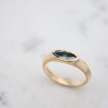 "Järnek" ring med grön safir
