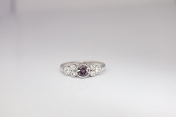 "Liljekonvalj" rosa safir med diamanter