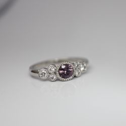 "Liljekonvalj" rosa safir med diamanter