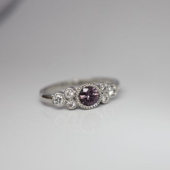 "Liljekonvalj" rosa safir med diamanter