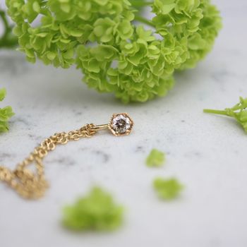 "Hexagon" hänge i rött guld med champagnediamant
