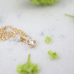 "Hexagon" hänge i rött guld med champagnediamant