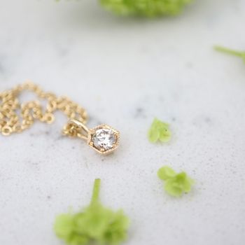 "Hexagon" hänge i rött guld med champagnediamant