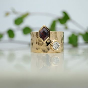 "Hök" Ring i rött guld med safir och champagnediamant