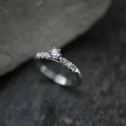 "Stjärnflocka" ring i vitt guld med diamanter