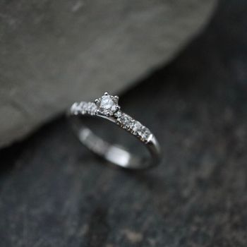 "Stjärnflocka" ring i vitt guld med diamanter