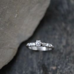 "Stjärnflocka" ring i vitt guld med diamanter