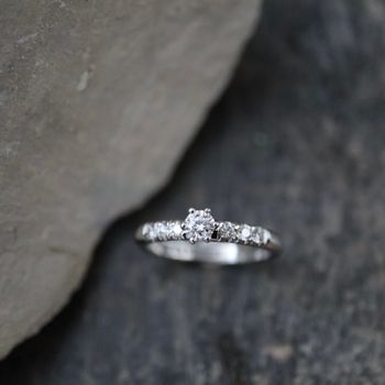 "Stjärnflocka" ring i vitt guld med diamanter
