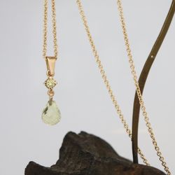Hänge med limekvarts och naturligt gul diamant