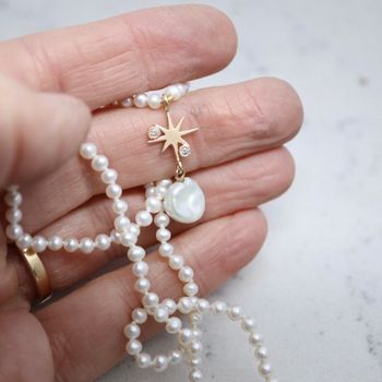 Sötvattenspärlor med guldstjärna och diamanter