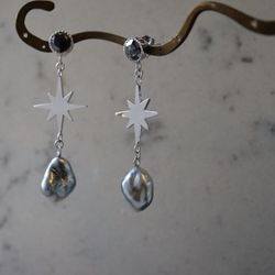 Örhängen i vitt guld med svarta diamanter och keshipärlor