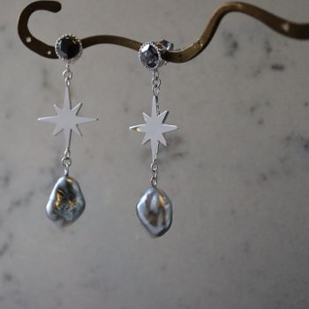Örhängen i vitt guld med svarta diamanter och keshipärlor