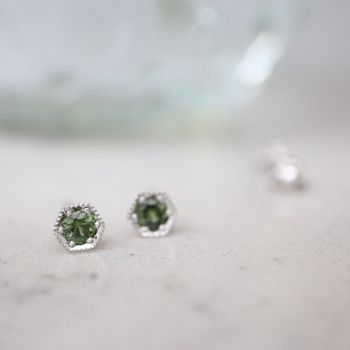 "Hexagon" vitguldsstuds med gröna safirer