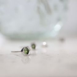 "Hexagon" vitguldsstuds med gröna safirer