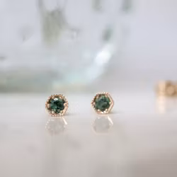 "Hexagon" rödguldsstuds med gröna safirer