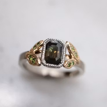 "Spira" ring i vitt och rött guld med safir och diamanter