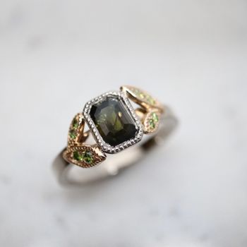 "Spira" ring i vitt och rött guld med safir och diamanter