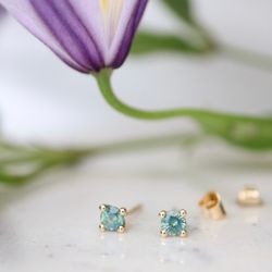 "Knopp" örhängen i rött guld med safirer