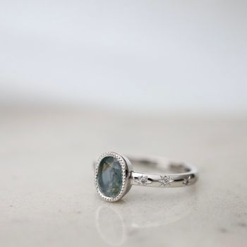 "Safirhimmel" ring i vitt guld med safir och diamantstjärnor