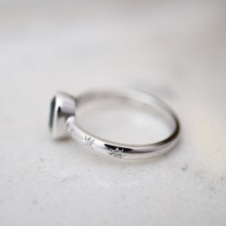 "Safirhimmel" ring i vitt guld med safir och diamantstjärnor