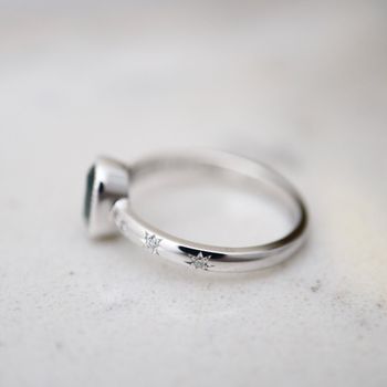 "Safirhimmel" ring i vitt guld med safir och diamantstjärnor
