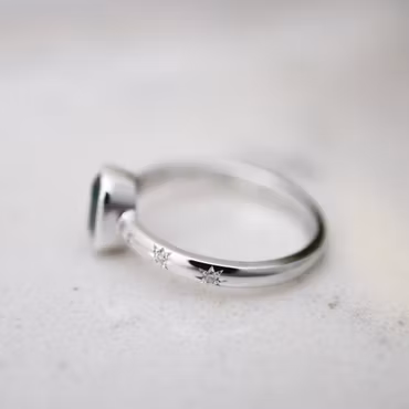 "Safirhimmel" ring i vitt guld med safir och diamantstjärnor