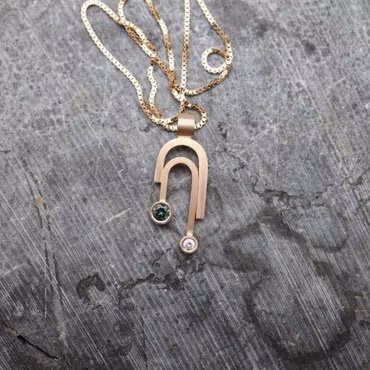 "Art Deco" Hänge med diamant och safir