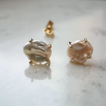 Guldörhänge med ljust rosa pärlor