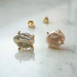 Guldörhänge med ljust rosa pärlor