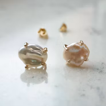 Guldörhänge med ljust rosa pärlor