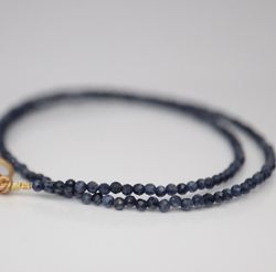Ädelstenscollier med slipade blå safirer