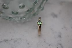 Hexa verdant, ring i guld med grön safir