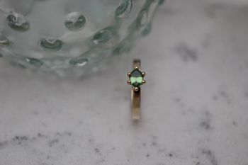 Hexa verdant, ring i guld med grön safir