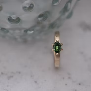 Hexa verdant, ring i guld med grön safir
