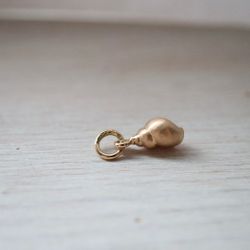 "Lilla Snäckan" hänge i rött guld