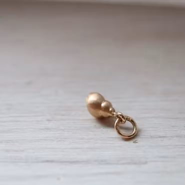 "Lilla Snäckan" hänge i rött guld