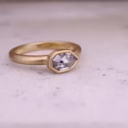 Sandstrand, ring i siden matt guld med en salt och peppardiamant