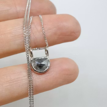 "Halvmåne" vitt guld med diamant