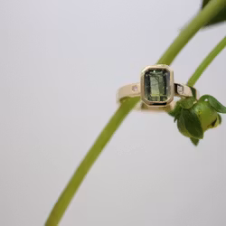 Ring med gulgrön safir och diamanter