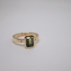 Ring med gulgrön safir och diamanter