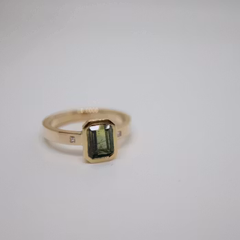 Ring med gulgrön safir och diamanter